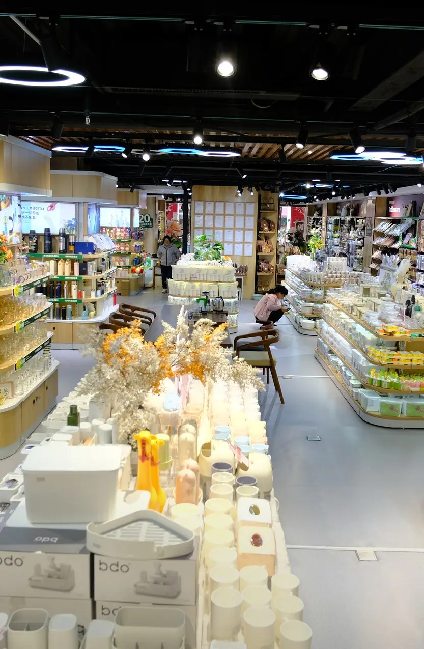 瑞美家团队在展厅一线工作